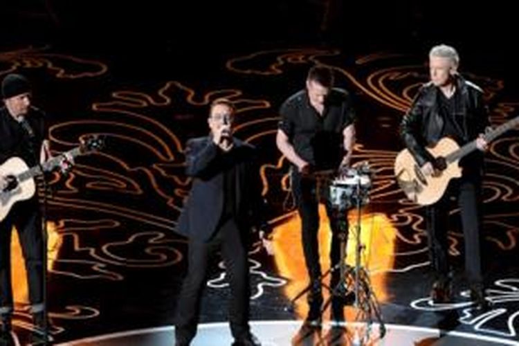 U2 tampil memukau saat pengumuman Oscar 2014 di the Dolby Theatre, Hollywood, California, Minggu (2/3/2014).