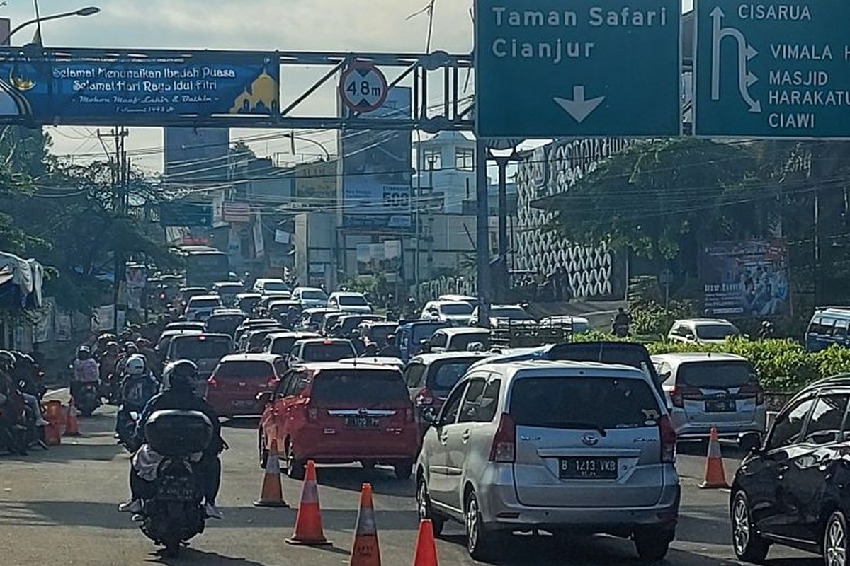 Situasi arus lalu lintas di Simpang Gadog, Bogor, Jawa Barat, pada Rabu (4/5/2022). 