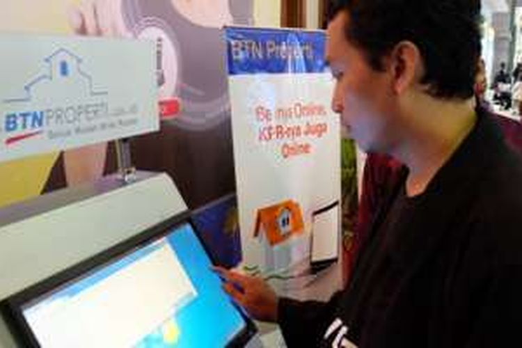 Pengunjung Indonesia Property Expo mencoba simulasi layanan KPR Online dari BTN di Indonesia Property Expo, Jakarta Convention Center, Jakarta, Sabtu (13/2/2016)