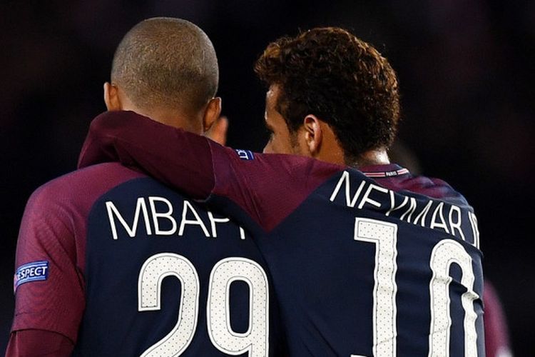 Striker Paris Saint-Germain, Kylian Mbappe dan Neymar, berbicara dalam laga Grup B Liga Champions kontra Celtic di Stadion Parc des Princes, Paris, Prancis, pada 22 November 2017.
