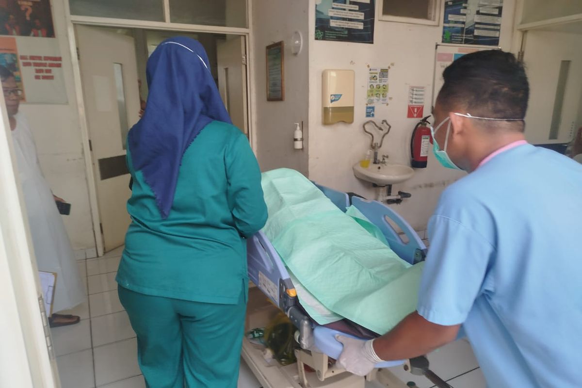 Petugas medis membawa jenazah EFD ke pemulasaran jenazah RSUD Syamrabu Bangkalan, Selasa (22/4/2025).