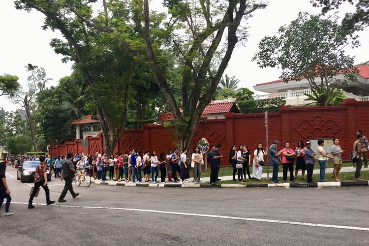 Antrean panjang Warga Negara Indonesia (WNI) di Singapura yang ingin mencoblos di luar Kompleks Kedutaan Besar Republik Indonesia (KBRI) di Singapura, Minggu (14/04), pukul 08.00 waktu setempat.