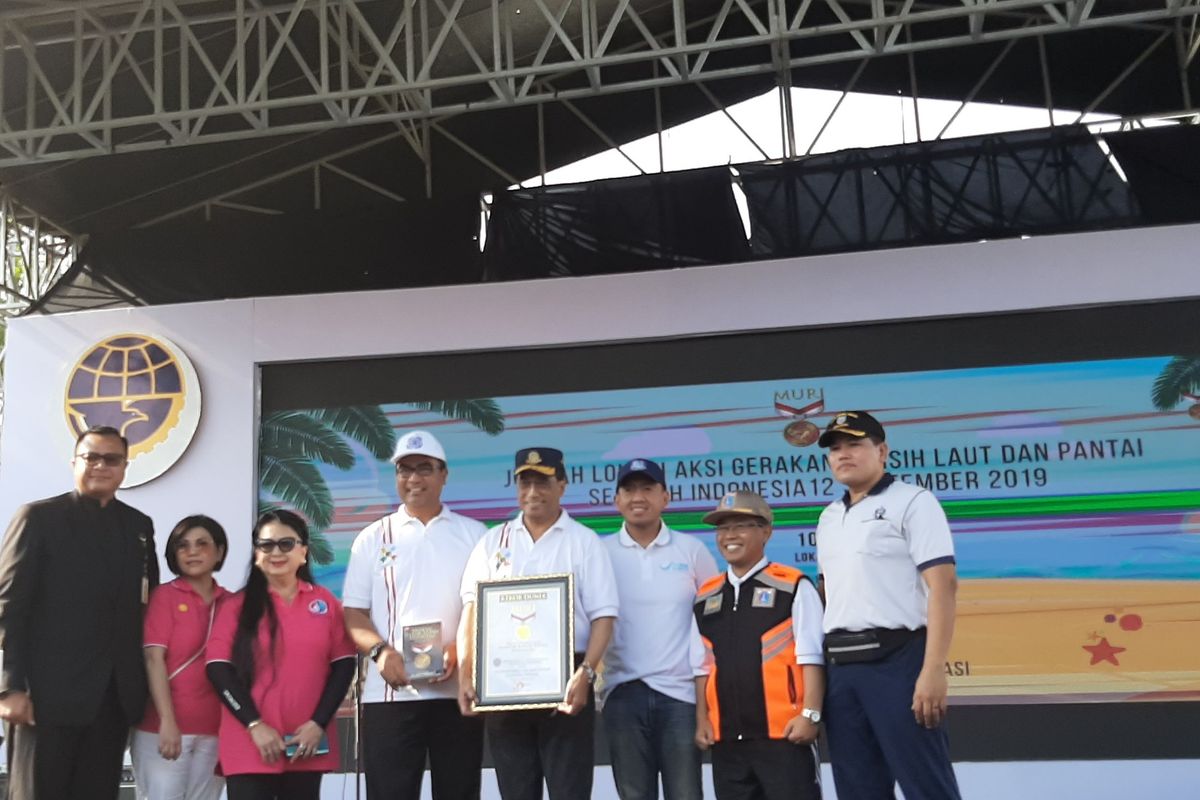 Menteri Perhubungan Budi Karya Sumadi menerima plakat rekor MURI di Jakarta, Kamis (12/9/2019).