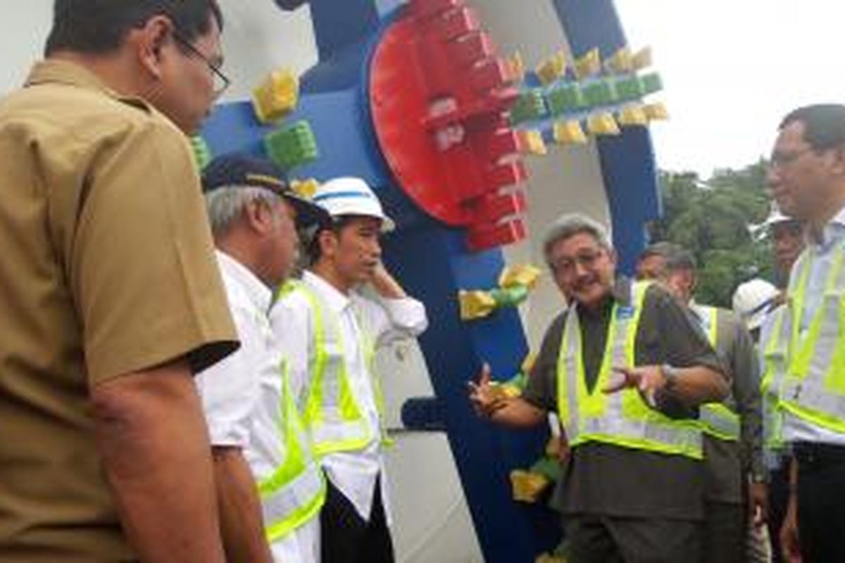 Gubernur DKI Jakarta Joko Widodo saat meninjau proyek sodetan Ciliwung-Kanal Banjir Timur bersama Wakil Menteri Pekerjaan Umum Hermanto Dardak, Selasa (26/8/2014).