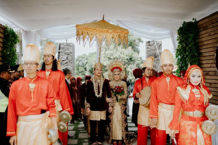 Ilustrasi pernikahan adat Minangkabau. Dalam Pernikahan Adat Minang Pariaman terdapat tradisi Bajapuik dengan uang japuik (uang jemputan) yang diberikan oleh keluarga calon mempelai wanita.
