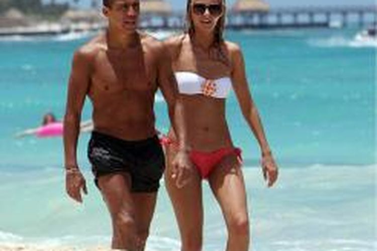 Alexis Sanchez dan kekasihnya, Laia Grassi.