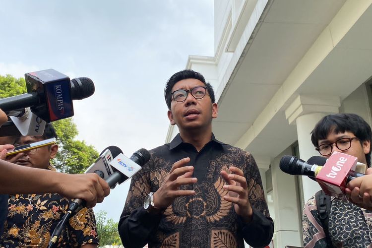 Peneliti Indonesia Corruption Watch (ICW) Kurnia Ramadhana usai menyambangi Deputi V Kantor Staf Presiden (KSP) di Kompleks Istana Kepresidenan, Jakarta Pusat, Senin (20/5/2024). 