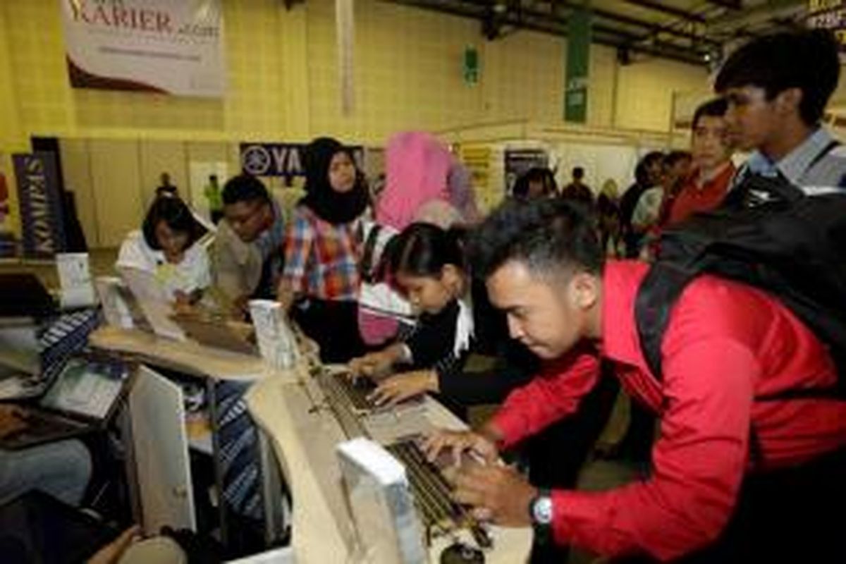 Pencari kerja mengisi lamaran di salah satu stan perusahaan di Kompas Karier Fair di Balai Kartini, Jakarta, Jumat (30/8/2013). Acara yang berlangsung hingga 31 Agustus ini menyediakan ribuan lowongan pekerjaan dari total peserta pameran 205 perusahaan nasional, multinasional, BUMN, kementerian, dan lembaga pemerintah.