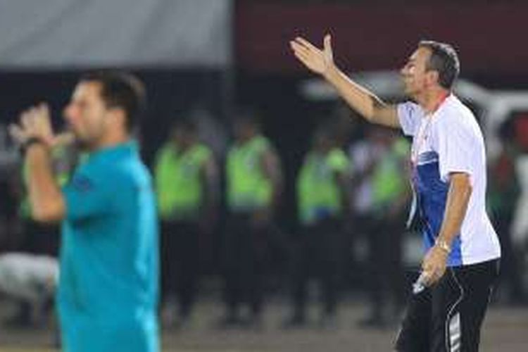 Pelatih Arema Cronus, Milomir Seslija, sedang mendampingi timnya menghadapi Persipura Jayapura pada laga pamungkas Grup B Piala Bhayangkara di Stadion Kapten I Wayan Dipta, Gianyar, Bali, Minggu (28/3/2016).