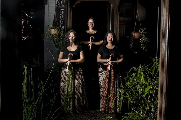 Penari Maria Darmaningsih (tengah), Ratri Anindyajati (kiri) dan Sita Tyasutami (kanan) berpose saat sesi pemotretan di Depok, Jawa Barat, Minggu (21/6/2020). Ketiga penari yang merupakan pasien 01 (Sita), 02 (Maria) dan 03 (Ratri) COVID-19 di Indonesia yang telah sembuh tersebut kini telah kembali berkarya di dunia seni tari. 