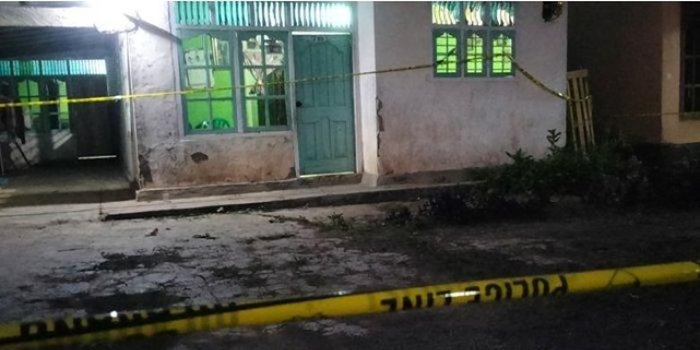 
Garis polisi terpasang di rumah pelaku penembakan kantor MUI di Jakarta. Rumah pelaku tersebut berada di Pesawaran, Lampung. 
