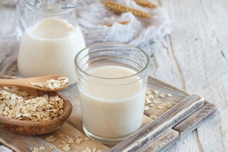 Ilustrasi manfaat oat milk untuk kesehatan.