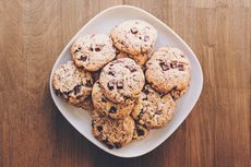 Resep Chewy Chocolate Chip Cookies, Lembut dan Cokelatnya Lumer