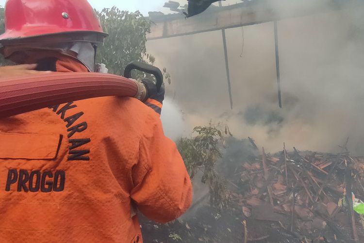 KEBAKARAN: Tumpukan kayu dan sebuah ruang penumpukan kayu terbakar di toko mebel SHT (Sehati) di Jalan Pahlawan, Padukuhan Sideman, Kelurahan Giripeni, Kapanewon Wates, Kabupaten Kulon Progo, Daerah Istimewa Yogyakarta, Selasa (18/6/2024) . Tidak ada korban jiwa dalam peristiwa ini.