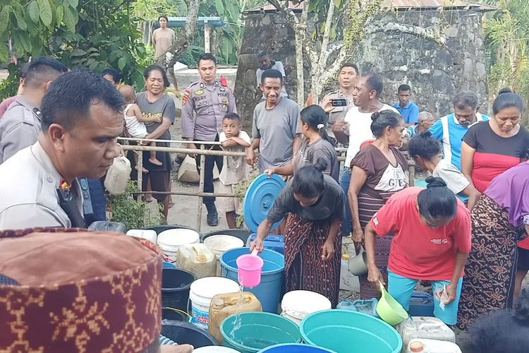 Foto: Polres Sikka salurkan bantuan air bersih untuk warga Desa Bura Bekor, Kecamatan Bola, Kabupaten Sikka.