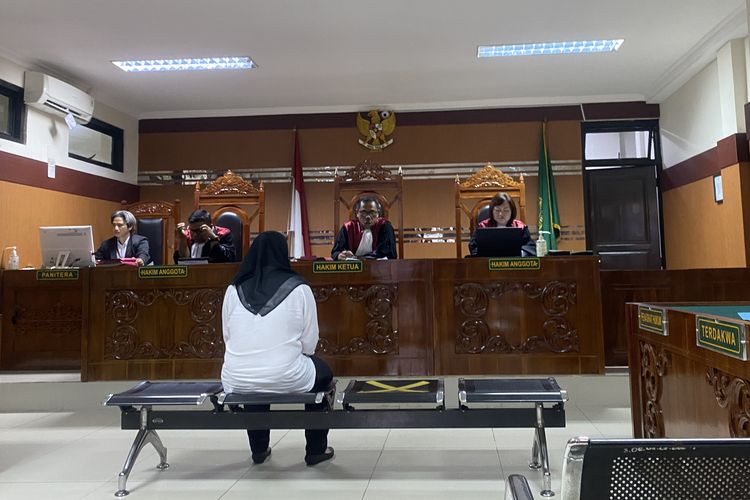 Putri sumiati (memakai baju putih) tengah duduk dihadapan Hakim saat menjalani sidang atas kasus pembunuhan terhadap Roslindawati seorang debt collector. Senin (3/6/2024) sore.