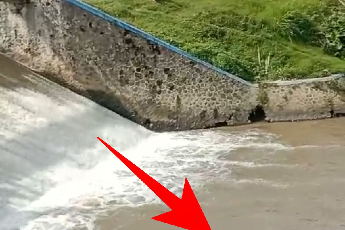 Warga mengamati mayat berjenis kelamin perempuan tanpa identitas yang mengapung di Sungai Padangan Kecamatan Kayen Kidul, Kabupaten Kediri, Jawa Timur, Selasa (25/2/2025).