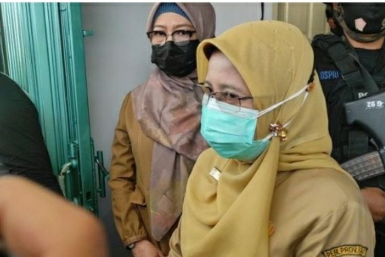 Kepala Dinas Kesehatan Riau Mimi Yuliana Nazir saat diwawancarai wartawan usia menyaksikan kedatangan 20.000 dosis vaksin Covid-19 yang tiba di Kota Pekanbaru, Riau, Selasa (5/1/2021) pagi.