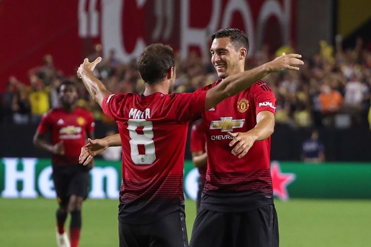 Gelandang Manchester United, Juan Mata (kiri), melakukan selebrasi bersama Matteo Darmian setelah mencetak gol ke gawang Club America dalam laga International Champions Cup di University of Phoenix Stadium, Kamis (19/7/2018) atau Jumat WIB.