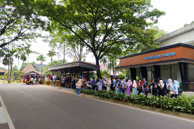 Suasana area Taman Mini Indonesia Indah (TMII) saat long weekend, Sabtu (6/9/2025). 
