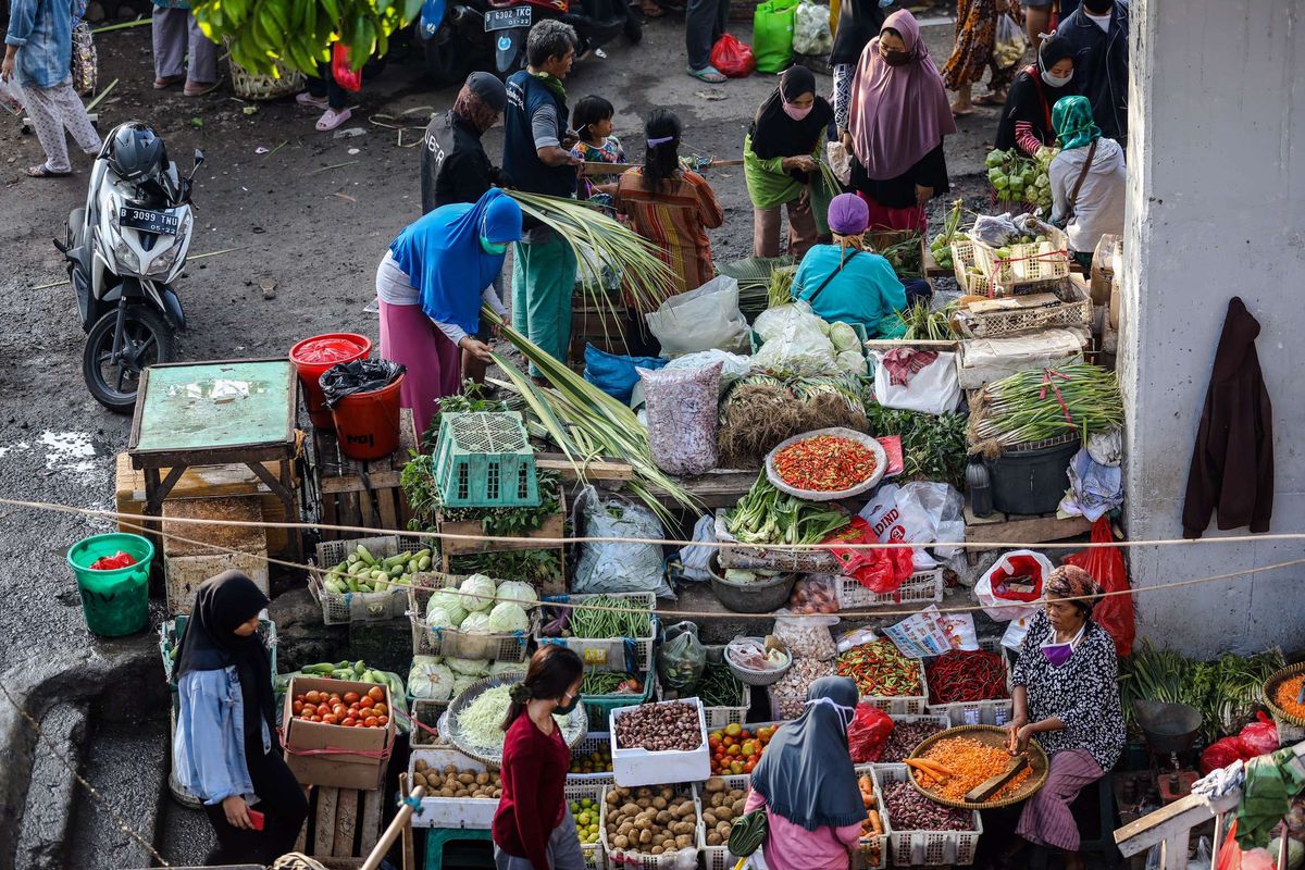 Warga berbelanja kebutuhan lebaran di Pasar Klender, Jakarta Timur, Jumat (22/5/2020). Menjelang Hari Raya Idul Fitri 1441 H, pasar tradisional ramai dikunjungi warga meskipun dalam masa pandemi COVID-19, tanpa memperhatikan protokol kesehatan seperti memakai masker dan menjaga jarak.