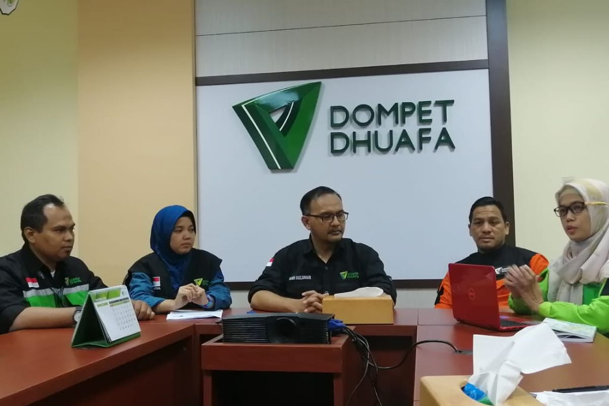 Dr .Imam Rulyawan, Selaku Dirut Dompet Dhuafa (tengah, kacamata) Dian Mulyadi, Selaku Corporate Communication (paling ujung kiri) Asep Beny, Direktur Disaster Management Center (DMC), (baju oranye) dr Rosita Rivai, GM program kesehatan, (paling kanan) Saat Jumpa Pers Kasus Kekerasan Yang dialami Anggota Medis Dompet Dhuafa di Kantornya di Kawasan Pasar Minggu, Jakarta Selata, Kamis (23/5/2019)