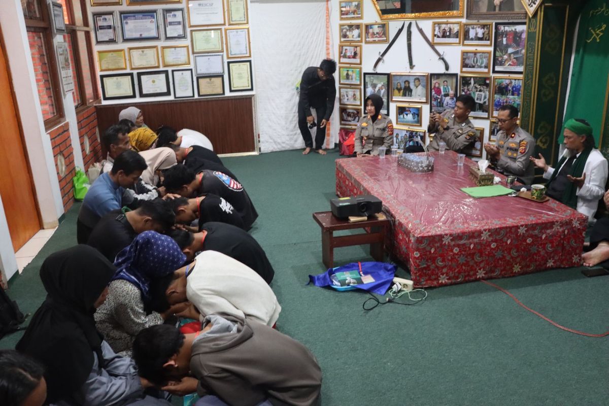 Para pelajar yang terlibat tawuran di Kota Sukabumi pada Senin (15/9) lalu, bertunduk lepas, sambil berpamitan kepada orangtuanya.