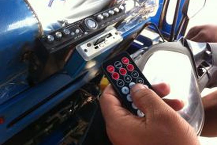Alat pemutar musik yang terpasang di becak motor alias bentor