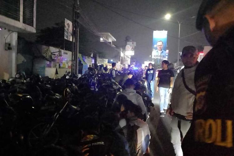 Polreata Tasikmalaya, TNI dan Satpol PP mengamankan ratusan geng motor yang hendak tawuran di Jalan HZ Mustofa Kota Tasikmalaya, Jawa Barat, Sabtu (1/6/2024) malam.