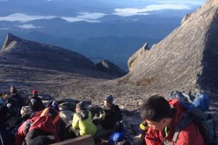 Para pendaki tiba di Low's Peak, puncak Gunung Kinabalu di ketinggian 4.095 meter.