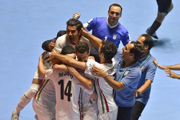 Para pemain Iran merayakan kemenangan pada laga perebutan tempat ketiga Piala Dunia Futsal 2016 kontra Portugal di Stadion Coliseo El Pueblo, Kolombia, 1 Oktober 2016.