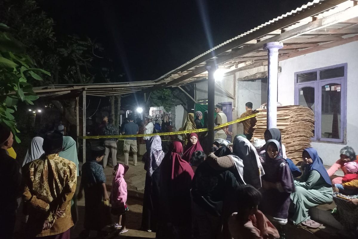 Polisi memasang garis polisi di rumah korban untuk melakukan olah TKP kasus tewasnya remaja di Desa Urek Urek, Kecamatan Gondanglegi, Kabupaten Malang, Jumat (5/7/2024).