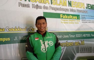 Kisah "Driver" Ojek Online Lulus S2 Cum Laude, Kuliah Pakai Jaket ...