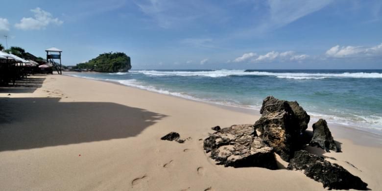 Pantai Pulang Sawal atau dikenal sebagai Pantai Indrayanti terletak di kawasan pantai Sundak, Kecamatan Tepus, Kabupaten Gunungkidul, Provinsi DIY.