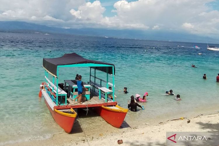 Pemandangan Pantai Tanjung Karang yang berada di Desa Labuan Bajo, Kabupaten Donggala, Sulawesi Tengah, Minggu (2/7/2023).