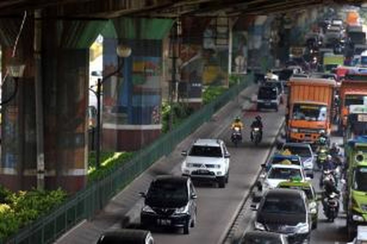 Para pengendara memanfaatkan jalur bus Transjakarta untuk menghindari kemacetan di Jalan Yos Sudarso, Jakarta Utara, Sabtu (31/8/2013). Hingga kini, Jalur bus Transjakarta di sejumlah kawasan di jakarta belum bisa bersih dari arus kendaraan pribadi.