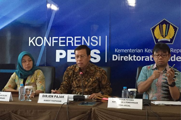 Direktur Jenderal Pajak Kementerian Keuangan Robert Pakpahan bersama jajarannya memaparkan capaian kinerja Direktorat Jenderal Pajak sepanjang tahun 2017 dan rencana kerja untuk tahun 2018 di kantor pusat DJP, Jakarta Pusat, Jumat (5/1/2018). 