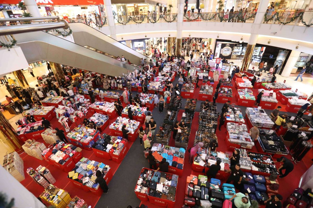 Sejumlah calon pembeli memilih pakaian di  Summarecon Mall Serpong, Tangerang, Banten, Senin (25/12/2017). Menjelang Natal dan Tahun Baru 2018 sejumlah pusat perbelanjaan di Tangerang bersaing memberikan berbagai promo belanja seperti diskon mulai dari 20-70 persen guna menarik minat pembeli.