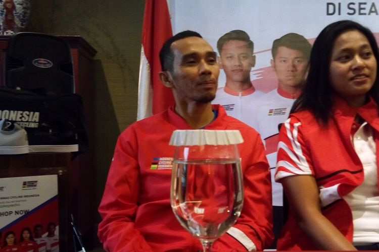 Pelatih timnas balap sepeda Indonesia untuk SEA Games 2019 Dadang Haries Poernomo (kiri dari arah pembaca) dan atlet balap sepeda nomor downhill Tiara Andini Prastika (kanan) saat pelepasan timnas balap sepeda menuju Filipina, Selasa (26/11/2019). 