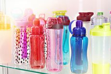 4 Cara Cepat Bersihkan Botol Plastik dari Bau dan Kinclong
