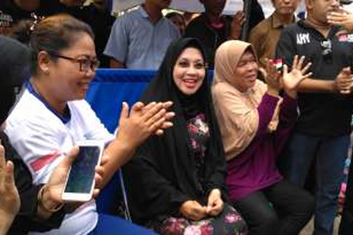 Calon wakil gubernur DKI Jakarta nomor pemilihan satu, Sylviana Murni, menyapa warga di RW 03 Kelurahan Krukut, Kecamatan Tamansari, Jakarta Barat, Selasa (3/1/2017).