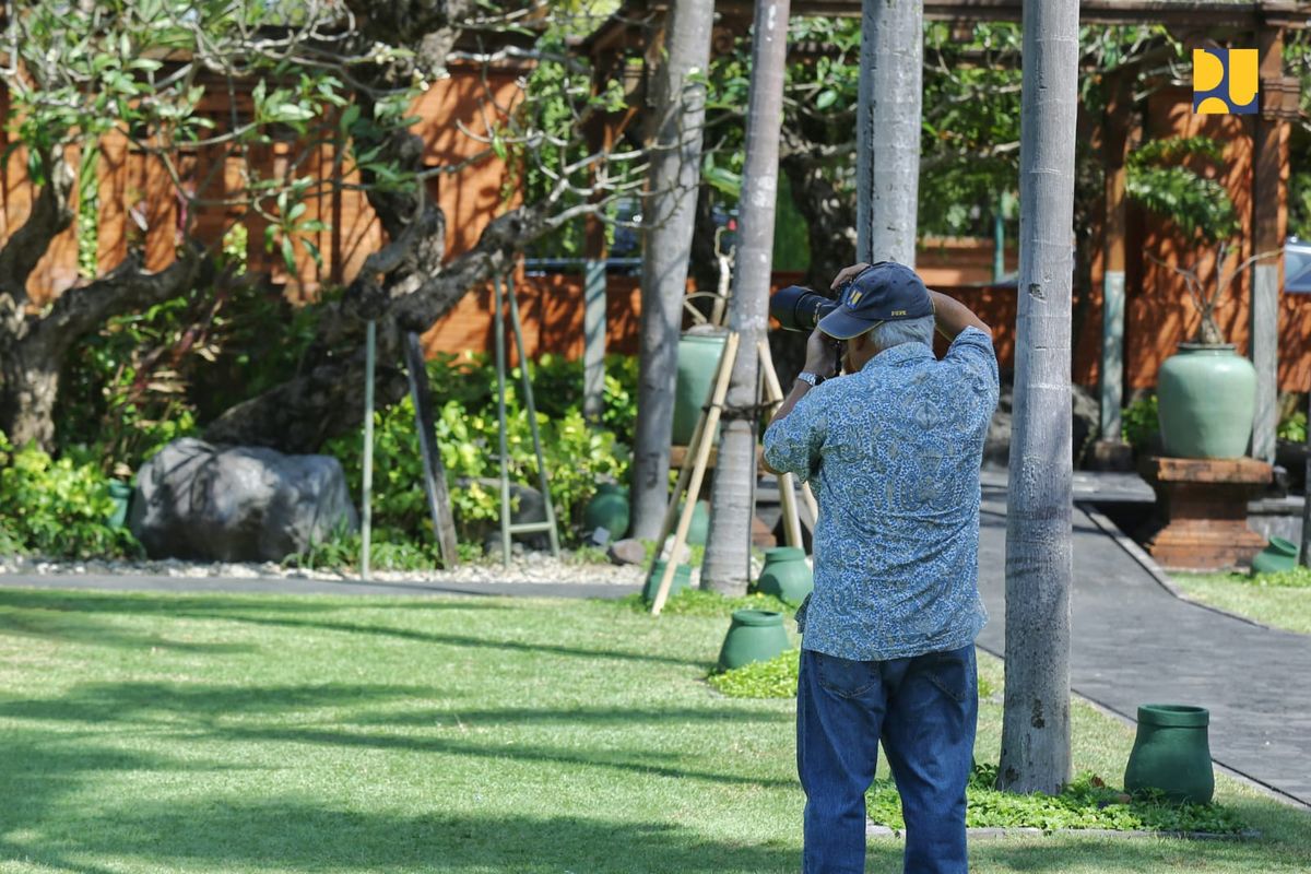 Menteri Pekerjaan Umum dan Perumahan Rakyat (PUPR) Basuki Hadimuljono meninjau venue Cultural Night World Water Forum ke-10 di Taman Bhagawan di Tanjung Benoa, Badung, Bali pada Sabtu (18/5/2024).