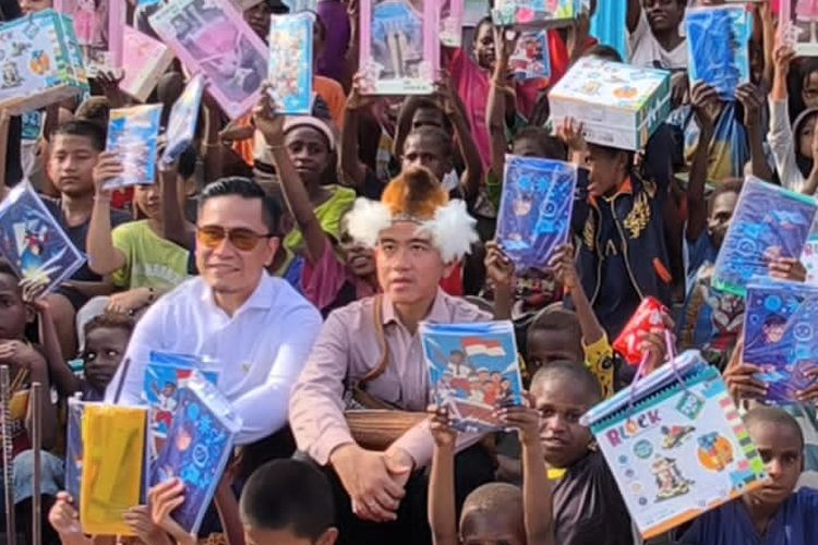 Gibran Bagi-Bagi Buku hingga Mainan untuk Anak-anak Asmat