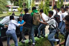 Pelajar SMA di Kupang Berebut Buku dan Kaus dari Jokowi