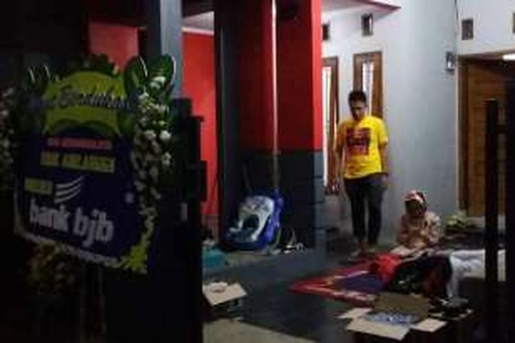 Keluarga korban tewas insiden Caratenzs, Freeport, Papua, menunggu jenazah di rumah duka di Perumahan Laswi Residen, Kota Tasikmalaya, Senin (18/4/2016) dini hari.