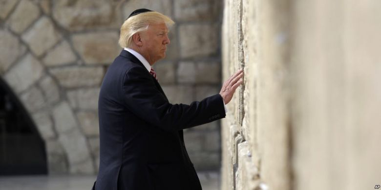 Donald Trump menjadi Presiden AS pertama yang berkunjung ke Tembok Ratapan, Jerusalem, tempat suci bagi warga Yahudi, Senin, 22 Mei 2017.