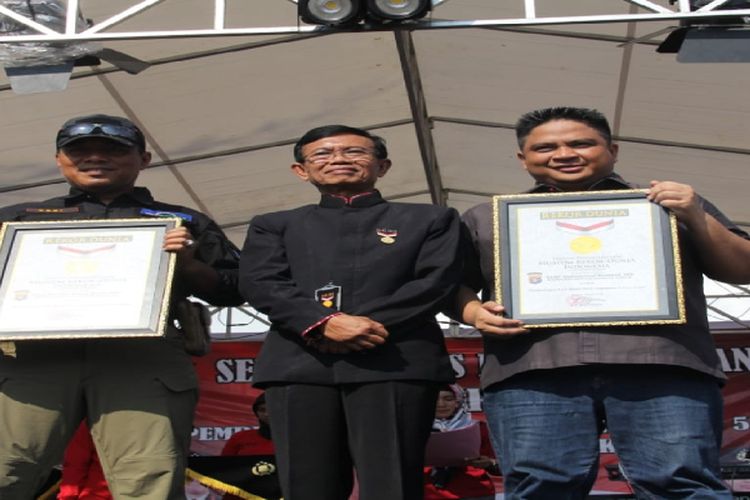 Penerimaan Piagam Penghargaan Museum Rekor Dunia Indonesia atas Pembentangan Merah Putih terpanjang diatas Sungai Mentaya, Senin (30/7/2018). 