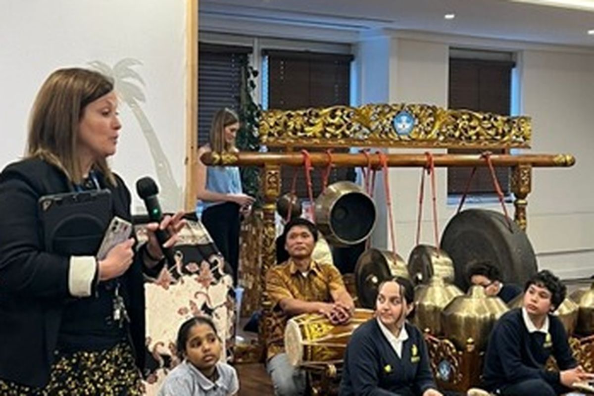 Gamelan dan wayang sebagai media pembelajaran di London