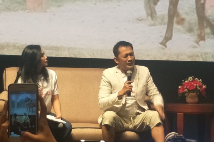 Hanung Bramantyo menangis dalam jumpa pers peluncuran poster film Bumi Manusia di XXI Epicentrum, Kuningan, Jakarta Selatan, Rabu (19/6/2019).