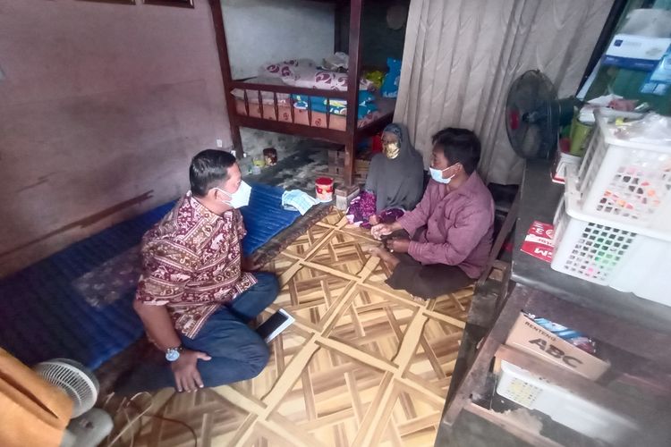 Sumirah (89), warga, asal Jalan Simojawar 1 No 50 RT 001 RW 001, Kelurahan Simomulyo Baru, Kecamatan Sukomanunggal, Surabaya, saat dikunjungi Sekretaris Komisi C DPRD Kota Surabaya Agoeng Prasodjo.